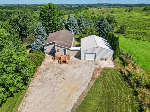 965 Coyote Crossings Ln, Waukon, IA 52172