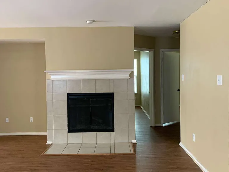 1434 Mission Hills Ln — Photo 3