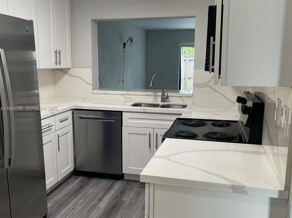 301 Palm Cir E #301