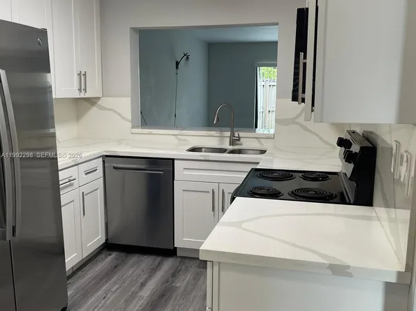 301 Palm Cir E #301, Hollywood, FL 33025