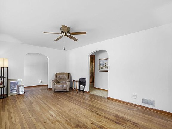 5th image of 329 E Ardmore Ave
