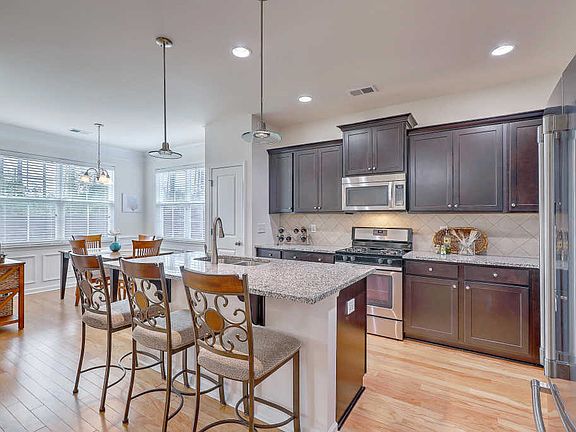 3rd image of 325 Whispering Breeze Ln