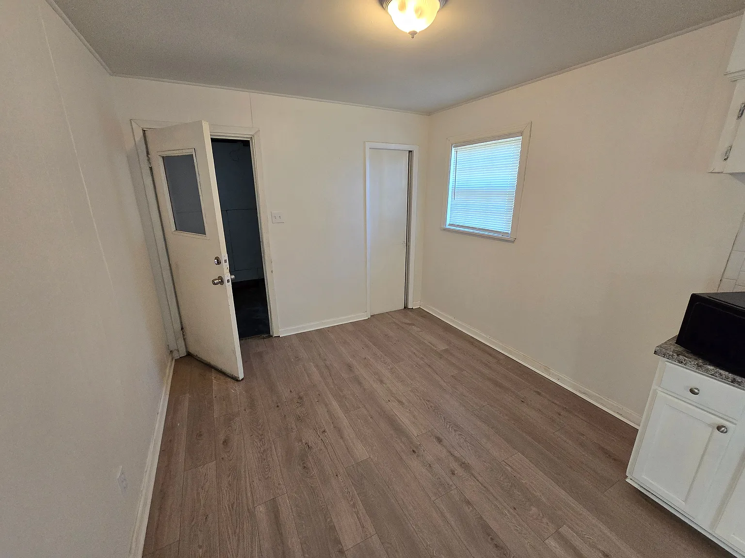 Charming 3-Bed, 1-Bath Home with Garage & Bright Curb Appeal — Photo 4