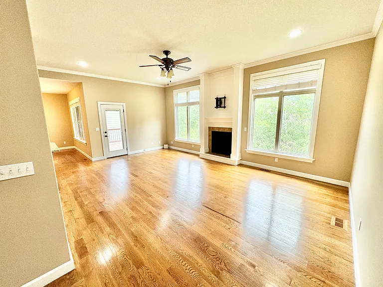 916 Diamondhead Dr — Photo 3