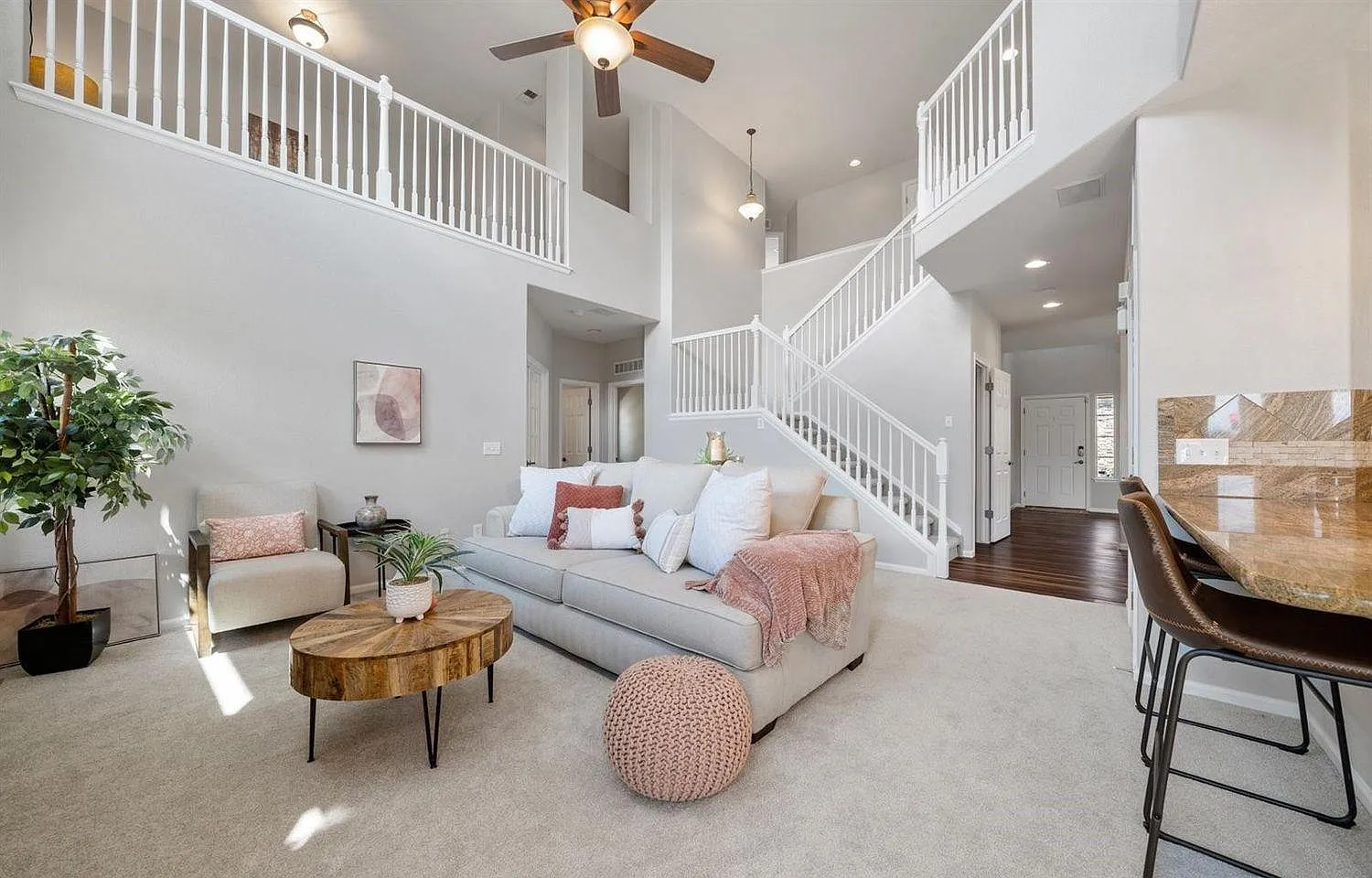 5 bed, 3900 sqft, $3,900 — Photo 1