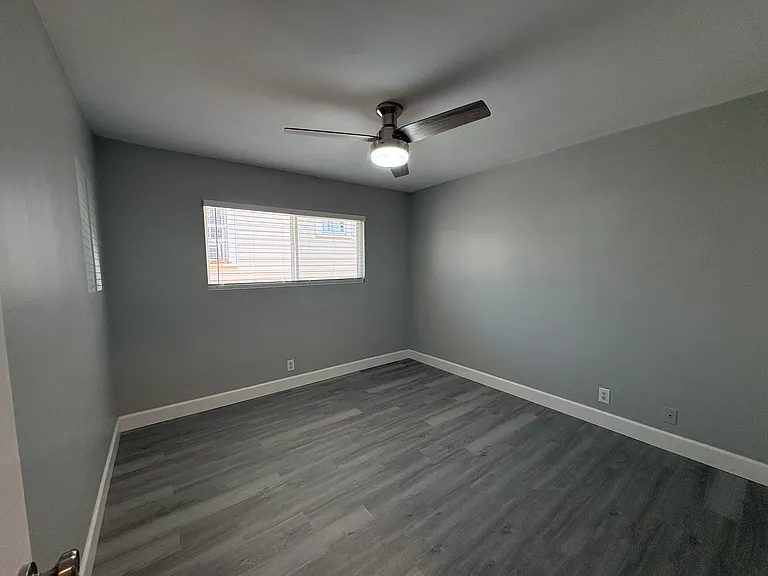 527 N Alameda Ave — Photo 9