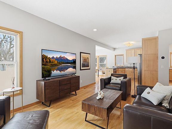 3rd image of 1005 Crystal Lake Rd W