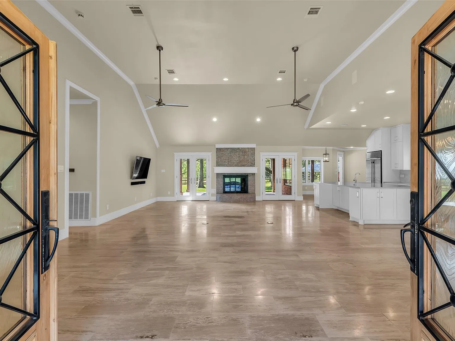 4 bed, 5.0 bath, 4007 sqft, $6,500 — Photo 3