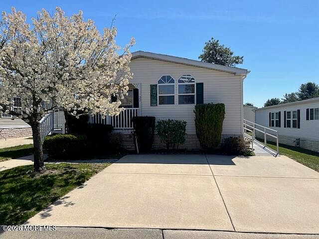 1st image of 27 Pine Ridge Boulevard