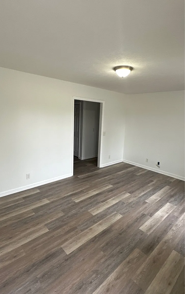 200 Glendale Avenue - B — Photo 1