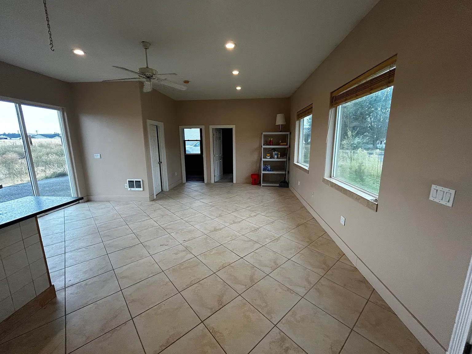 3 bed, 1000 sqft, $1,900 — Photo 4