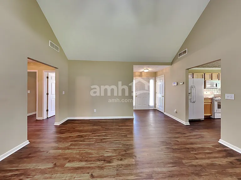 305 Kings Way — Photo 5