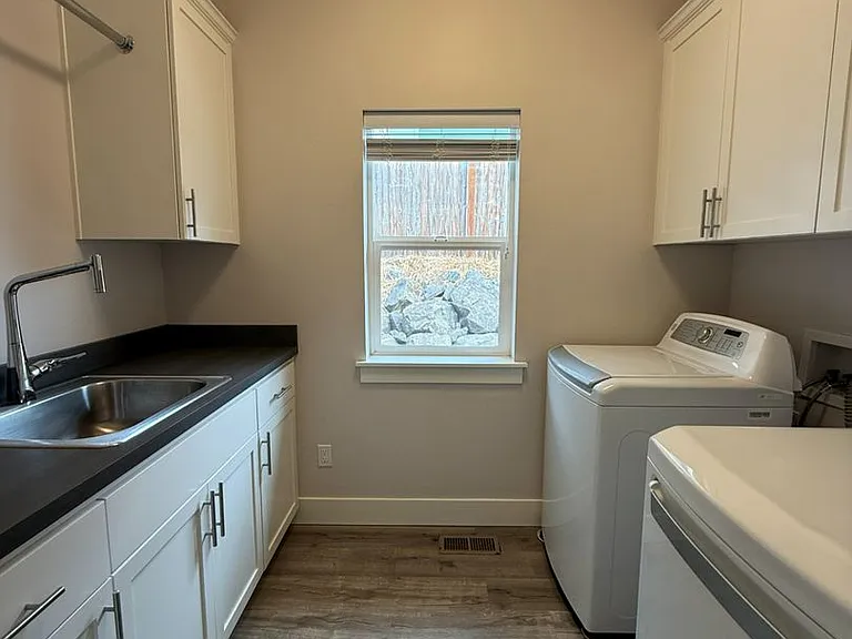 367 E 4th St — Photo 5