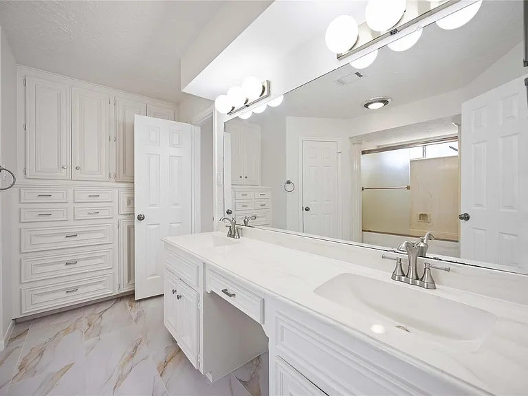 14143 Hillvale Dr — Photo 21