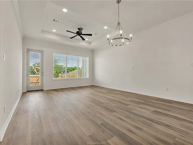 2547 Leyla Ln — Photo 9