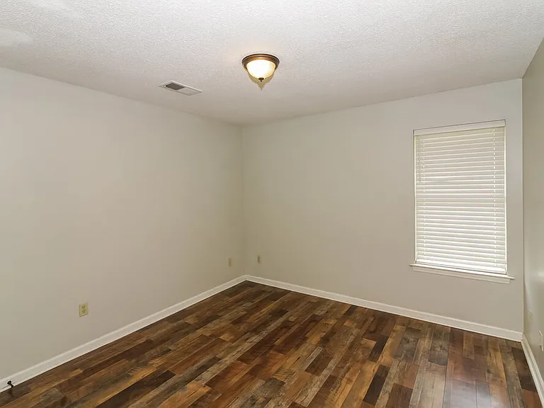 1676 Sandpiper Cv N — Photo 12
