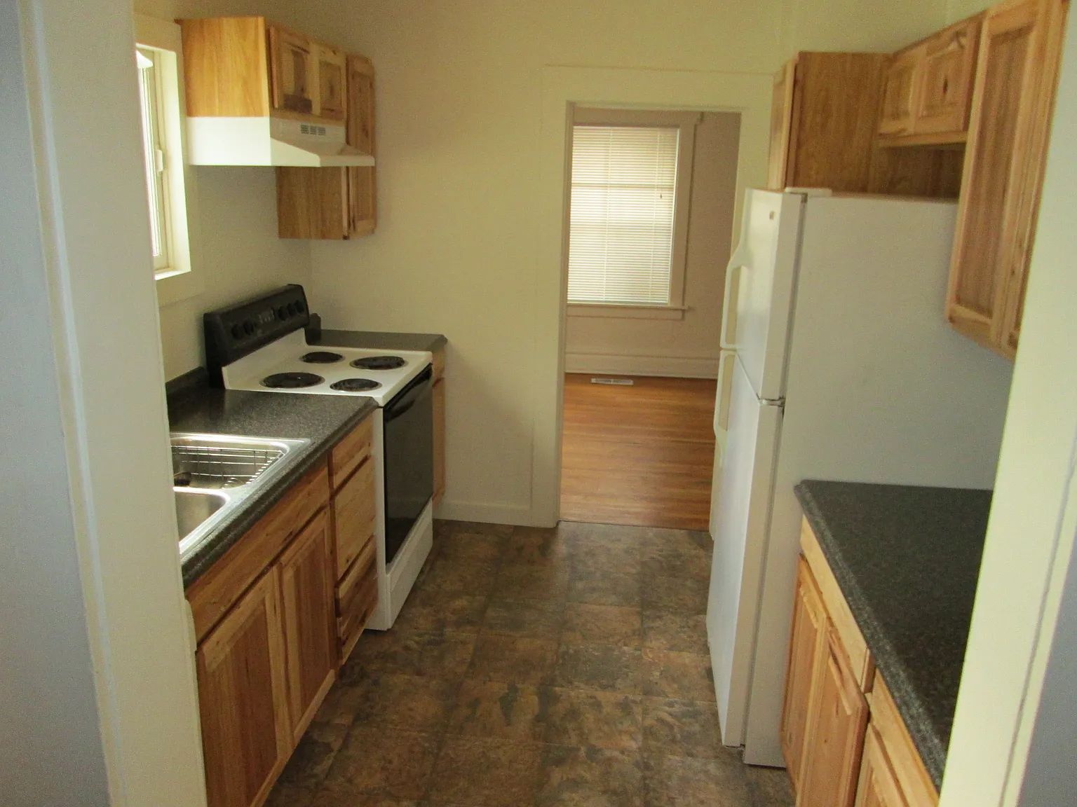 3 bed, 1250 sqft, $2,450 — Photo 2