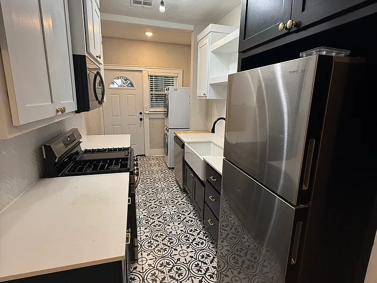 723 W Hill St — Photo 8