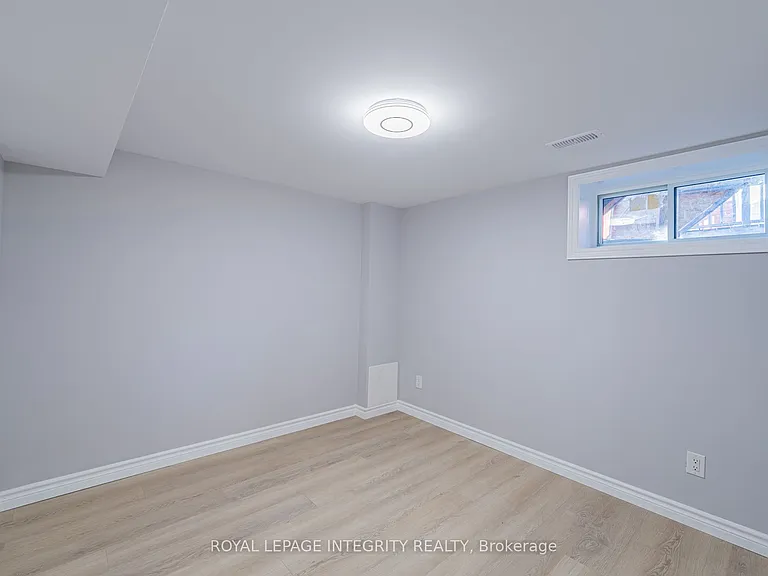 1746 Gage Cres #B — Photo 14