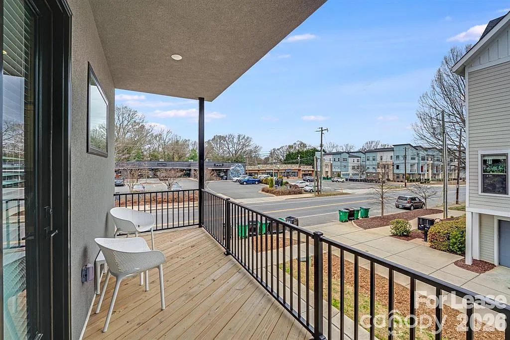 4 bed, 3.5 bath, 1908 sqft, $3,700 — Photo 2