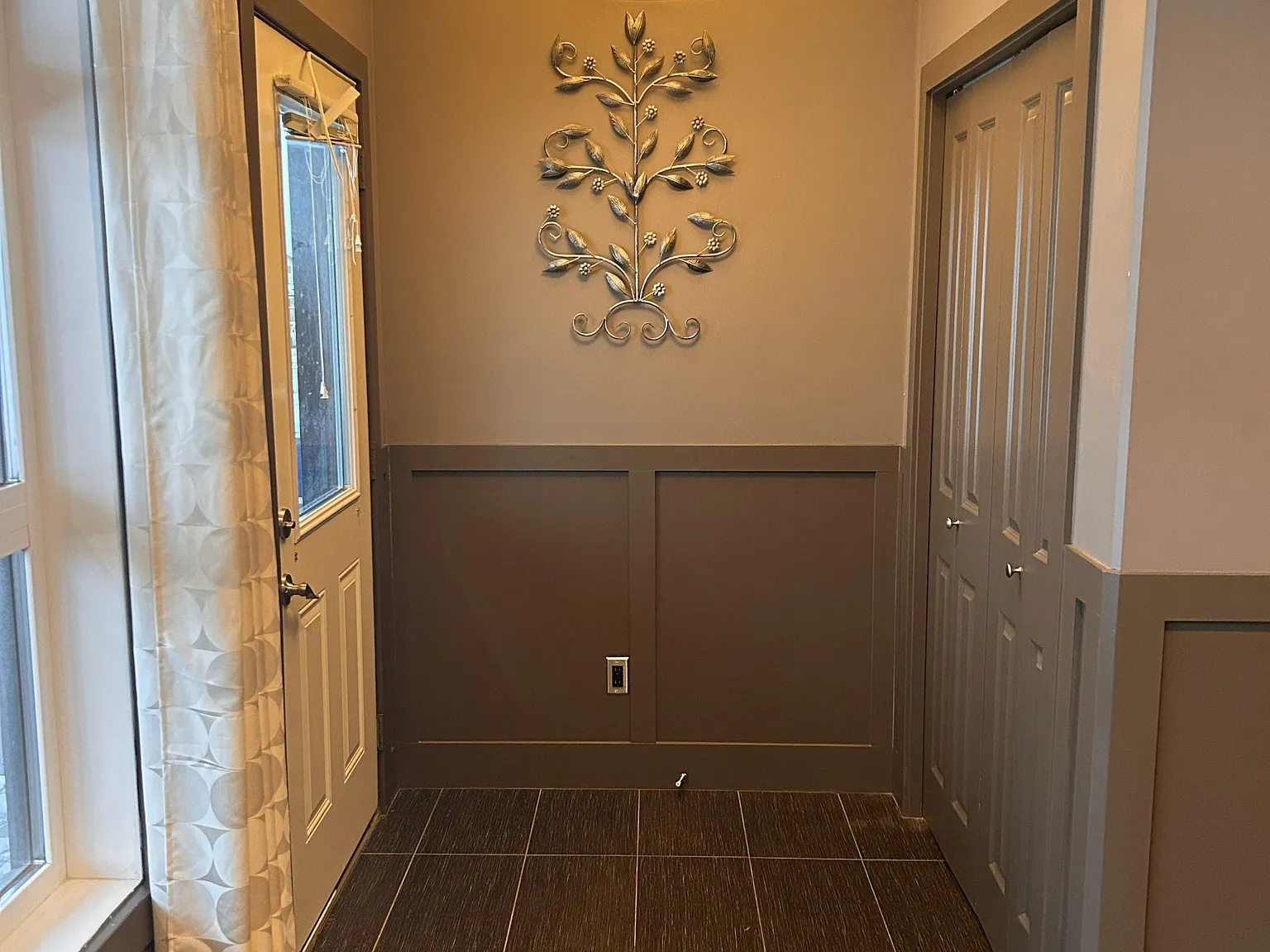 411 Hampton Circle — Photo 2