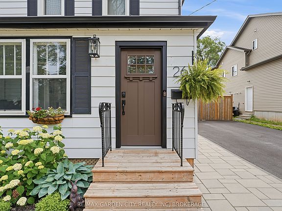 4th image of 26 Carleton St N