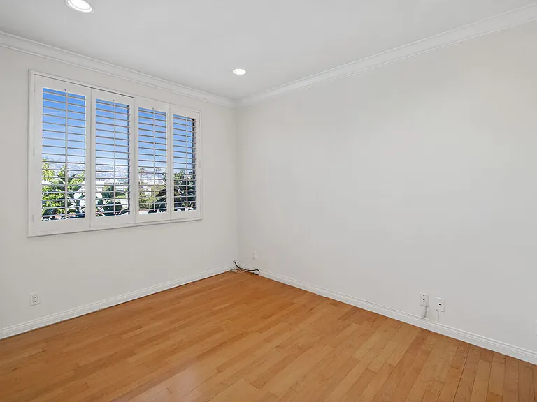 200 N Almont Dr #302 — Photo 21