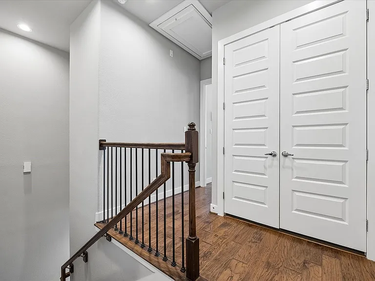 2410 Couch St — Photo 18