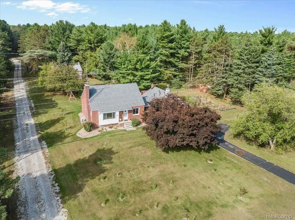 8649 Lakeshore Rd, Lakeport, MI 48059