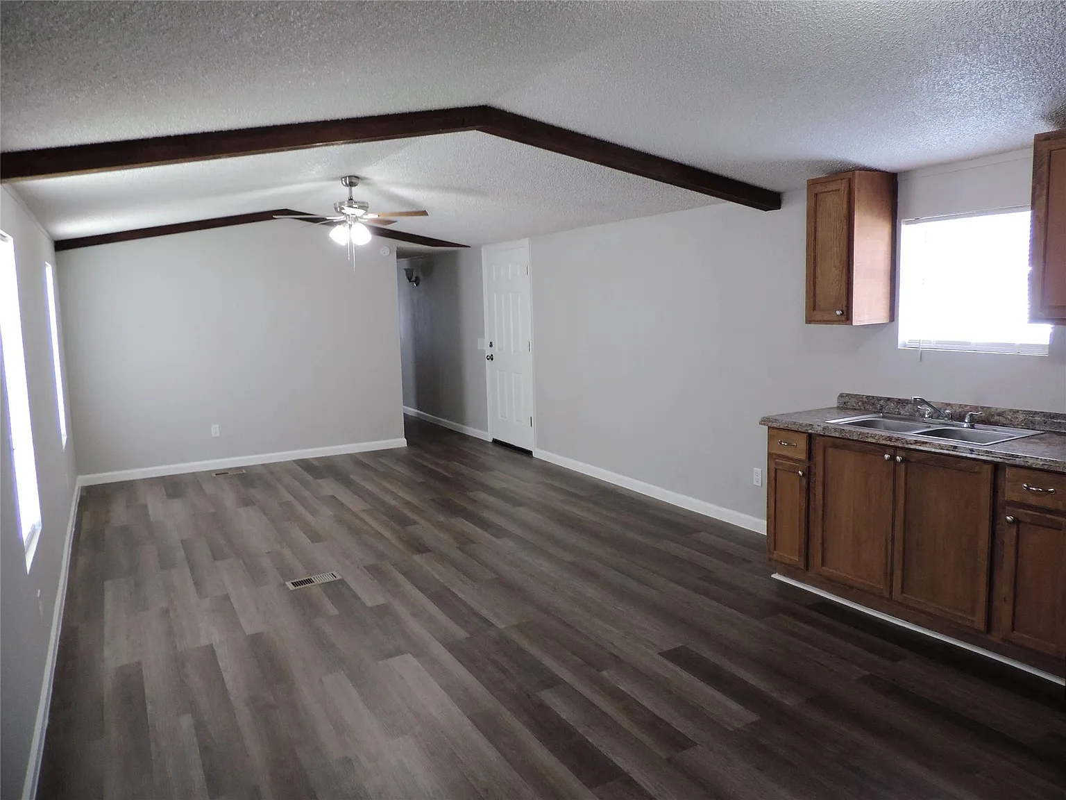 3 bed, 2.0 bath, 1216 sqft, $1,199 — Photo 2