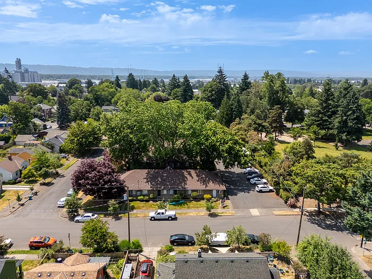 Columbia Court Apartments — Photo 45