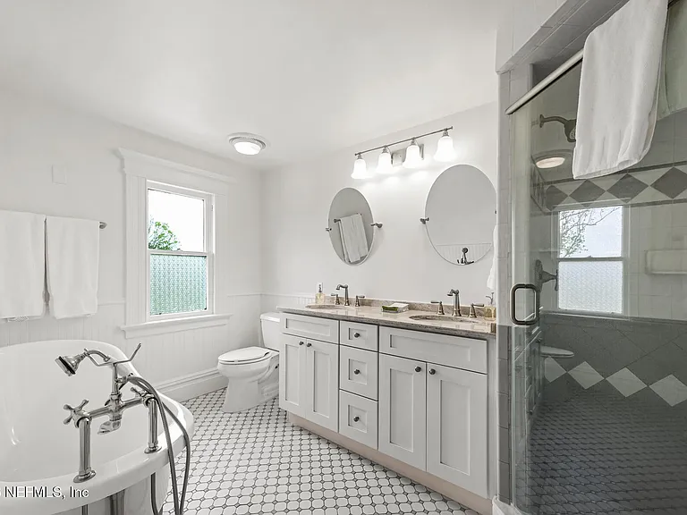 289 N Roscoe Blvd — Photo 30