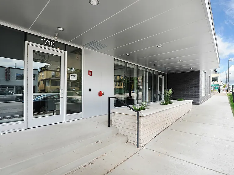 1800 Lake Apartments — Photo 15