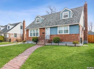 44 Sherwood Rd, Levittown, NY 11756