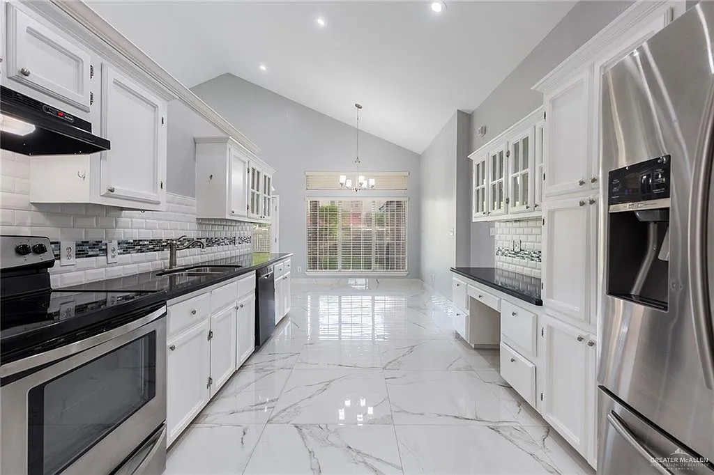 4 bed, 3.0 bath, 2815 sqft, $3,500 — Photo 4