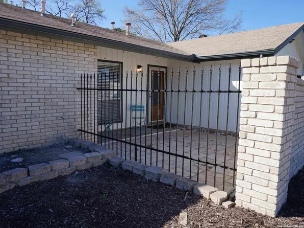 206 Whispering Oak Street, Live Oak, TX 78233