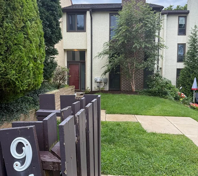 94 Palace Ct