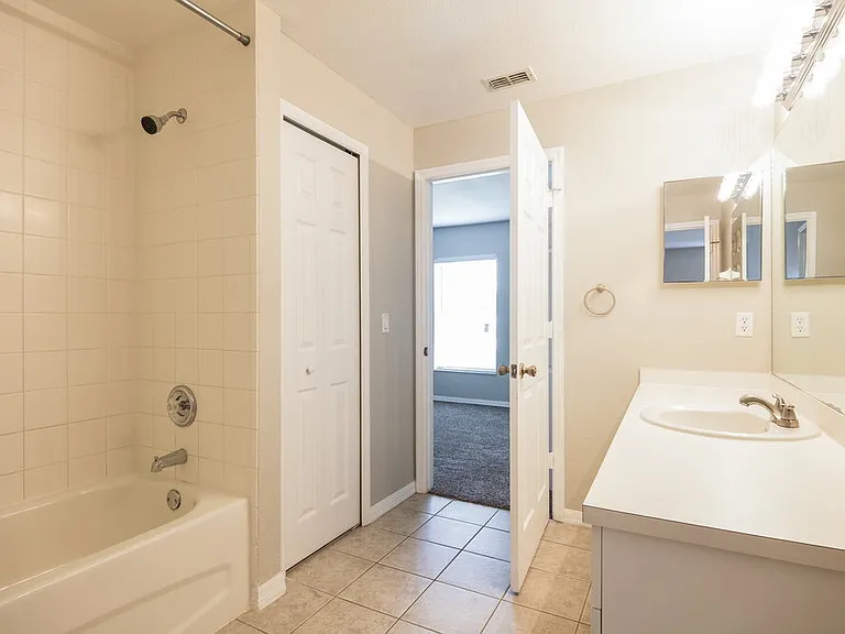 4417 SW 7th Ave — Photo 13