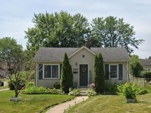 22438 Clairwood St, Saint Clair Shores, MI 48080