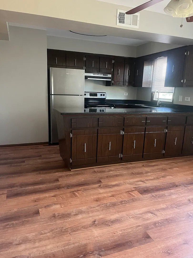 2 bed, 1000 sqft, $1,675 — Photo 3