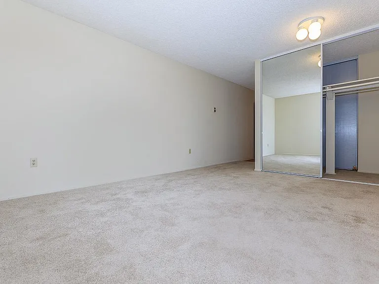 Riviera Vista Apartments — Photo 30