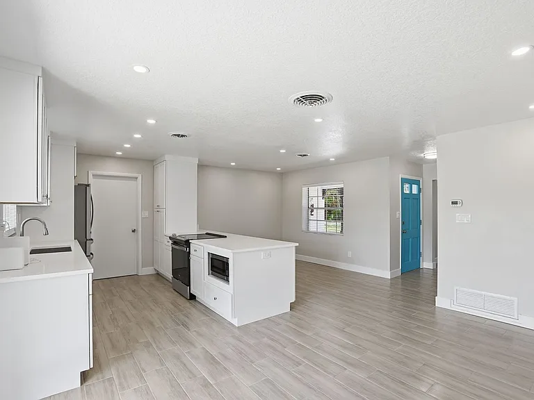 3817 Bainbridge Ave — Photo 11