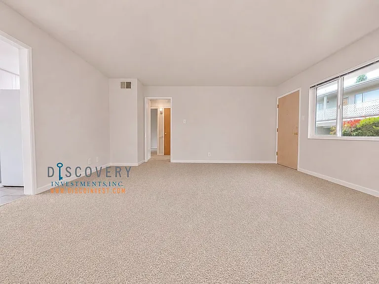 Bancroft Ave. 562 — Photo 5