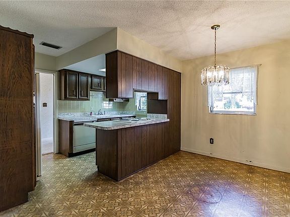 5th image of 238 Slade Dr