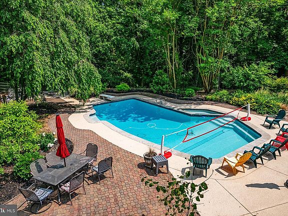 3rd image of 1331 Argyll Dr