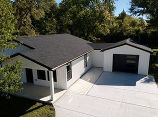6165 Woodsdale Dr, Grand Blanc, MI 48439
