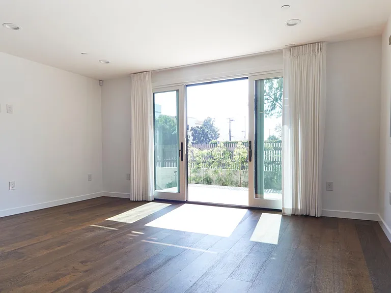 321 Rose Ave #1 — Photo 8