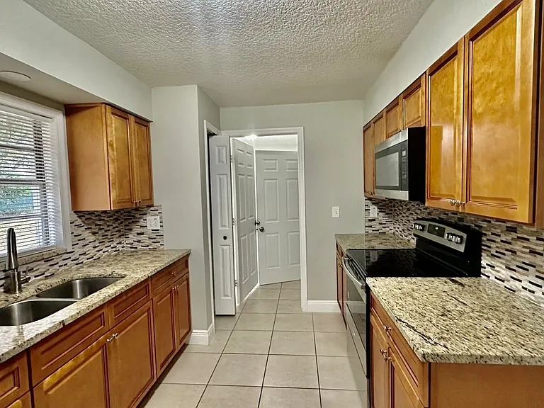 160 Julie Ln — Photo 2