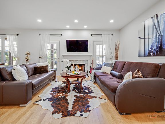 4th image of 8 Ashford Ct