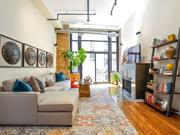4th image of 521 W Superior St #231